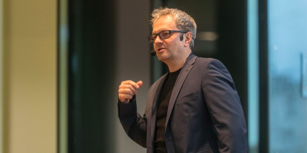 Alfred Haslinger bei einem Vortrag